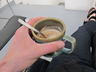 Je bois un café
