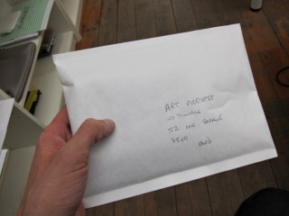 Un coursier m'apporte une enveloppe