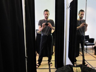 J'essaye le pantalon qu'elle a reprisé