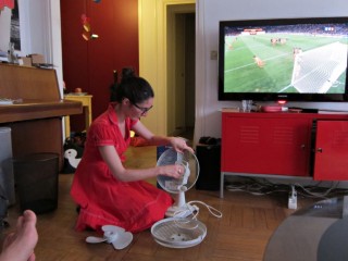 Julie installe un ventilateur
