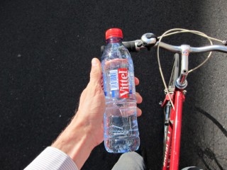 Il fait chaud. J'achète de l'eau