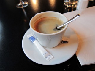 Je bois un café