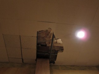 Un morceau de plafond est tombé