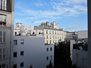 Je regarde à la fenêtre