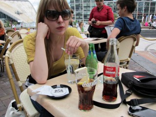 Nous faisons une pause en terrasse