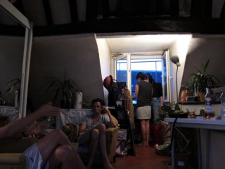 Des amis à elle passent à l'improviste