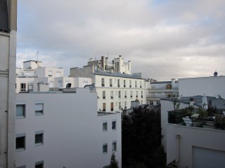 Je regarde par la fenêtre
