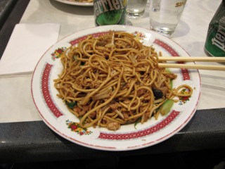 Je mange des pâtes chinoises