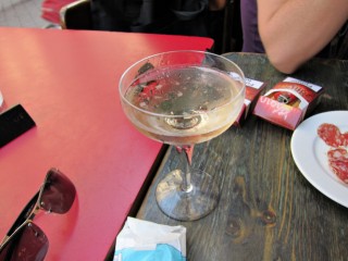 Nous allons boire un verre de champagne à la Renaissance