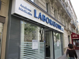 Nous allons dans un laboratoire d'analyses médicales
