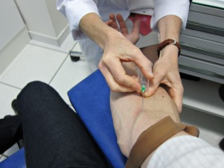 Une infirmière me prend du sang