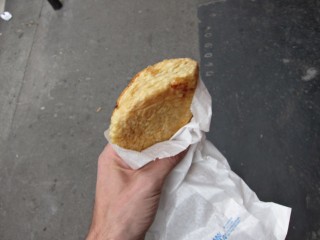 Je mange un chausson aux pommes