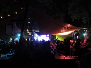Nous nous plaçons au fond à côté du bar