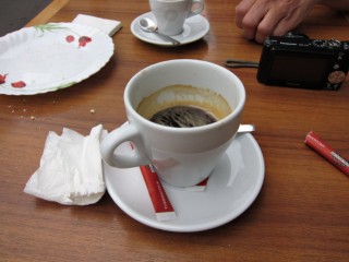 Nous allons boire un café