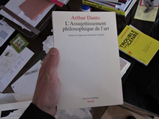 Je regarde les livres d'Édouard