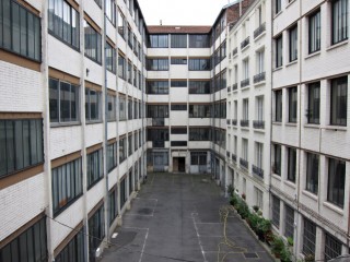 Je regarde par la fenêtre