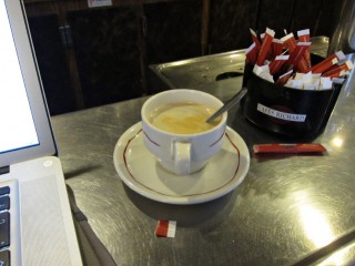 Je prends un café dans un bar