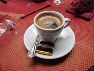 Je bois un café