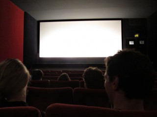 Nous nous installons dans la salle