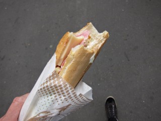 Je mange un sandwich