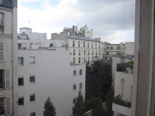 Je regarde par la fenêtre