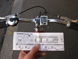 Je regarde comment régler le compteur que le mécanicien vient de m'installer
