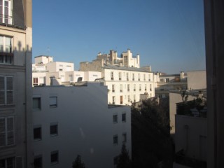 Je regarde par la fenêtre