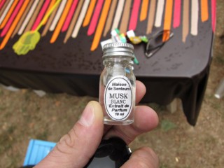 Alexandra me donne un flacon de Musk blanc pour Josiane