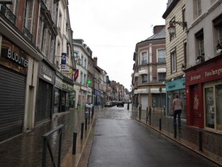 Je cherche un bar où me poser le temps que la pluie cesse