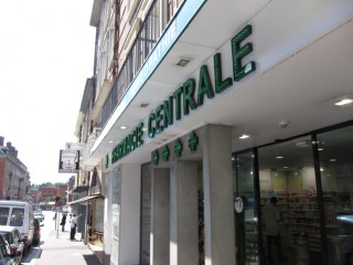 J'ai de gros coups de soleil sur les jambes, je m'arrête à une pharmacie