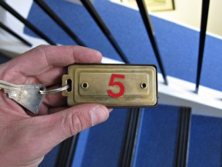 Ils ont de la place. Ils me donnent la chambre n°5