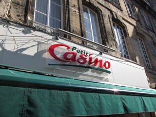 Je vais au Petit Casino acheter des barres céréales