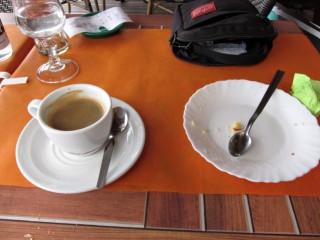 Je bois un café