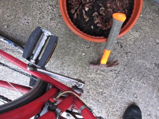 Je lui demande de me prêter un marteau. Ma pédale gauche ne tient plus