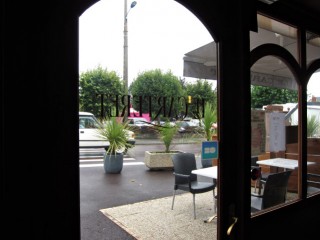 Je guette l'arrêt de la pluie