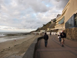 Je vais me promener le long de la plage