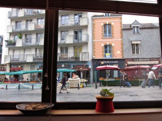 Je regarde par la fenêtre