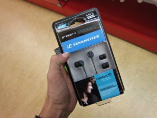 J'achète un carnet, un stylo et des écouteurs