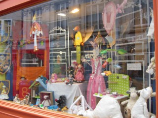 Je vais dans un magasin de jouets