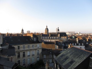 Je regarde par la fenêtre