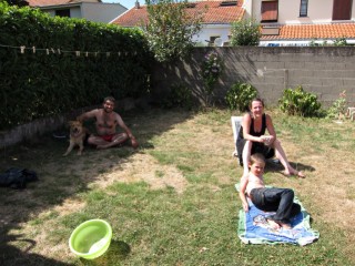Tout le monde est dans le jardin à profiter du soleil