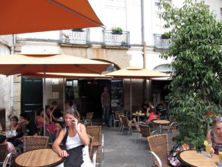 Nous nous installons à la terrasse d'un café