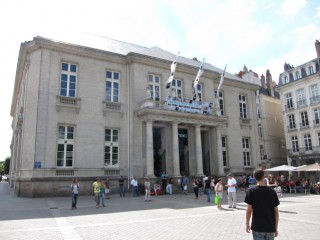 Nous allons place du Commerce